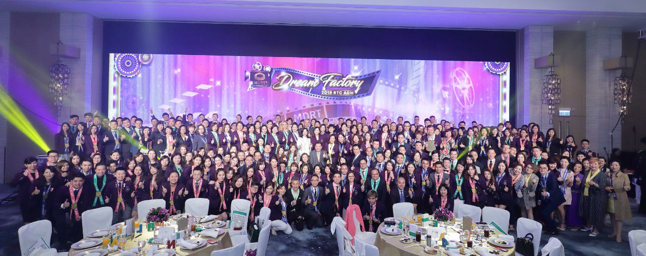 宏利MDRT会员在2019年宏利百万圆桌年度会议欢庆成果。