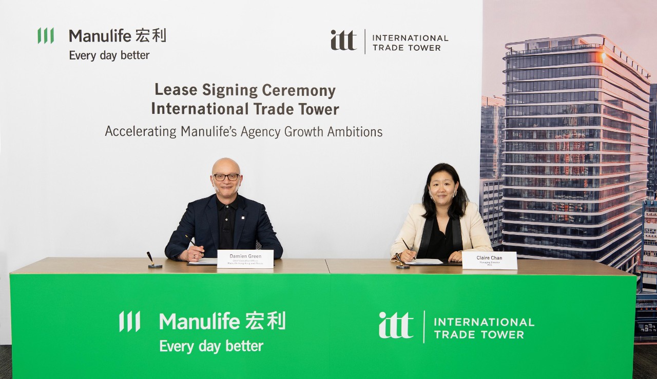 宏利香港簽約承租國際貿易中心（ITT）約145,000 平方呎甲級寫字樓樓面。上圖為宏利香港及澳門首席行政總監戴明鈞（左）及太盟投資集團董事總經理陳德柔（右）出席簽約儀式。